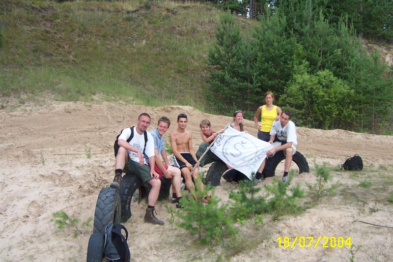 5 star affair* (11.07.2004 - 25.07.2004) - pompino tsu ;P - 25: shnjik/shnjak w/ their flag