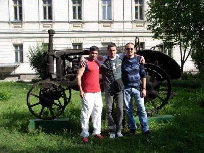 2: Mitsos, Dennis and Giogos in front of a monument.