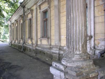 16: ...an old house in the main street, boulevard Stefan cel Mare.