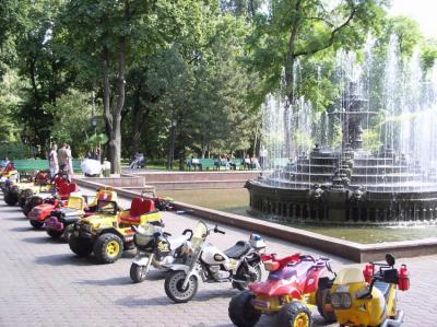 20: Electrical motorbikes for kids at the fountain in the main park.