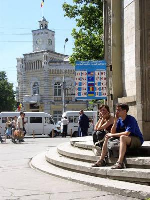 52: Robert and Yvonne waiting in front of Kito, our lunch place and meeting point.