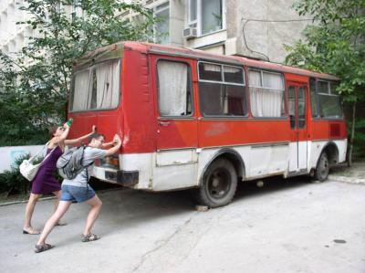 98: Robert and Yvonne, pushing an old bus.