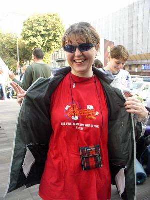 11: Dana Lungu, Miss Bucuresti! Dana proudly presents the T-shirt of one of the most innovative European Schools ever, the ES1 Athina, April 2001. The former NetCom boss had the pleasure and honour to be participant. :-)