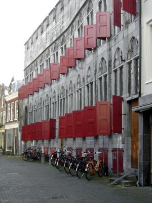 17: Red doors district