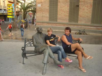 6: Helen, Mauro and the iron man in the Market Square