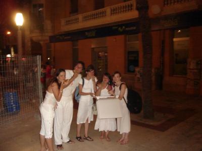 5: Andrea, Kostas, Daniela, Maria and Suzi eating pizza before going to the WP