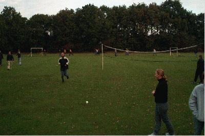 3: Om het zelf niet al te druk te krijgen, mochten de sjaars zelfstandig een rondje om het veld gaan rennen