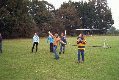 22: Intro en HAIP voetballen tegen elkaar. Vooral Hanneke is erg nuttig bezig...