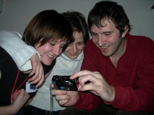 75: Arleta, her friend Julia and Andrei are watching photos.