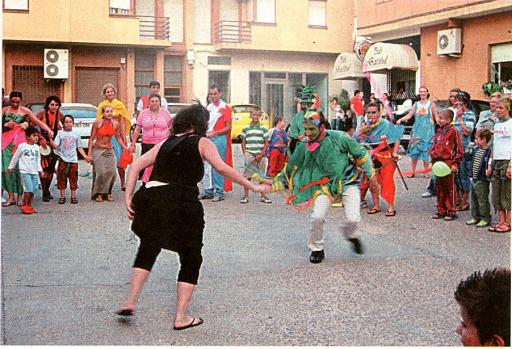 1: (picture from the newspaper).Pasacalles in Agón
¡el baile de la máscara! The dance of the mask!!