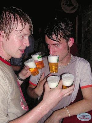 33: Anno & Sjoerd (ieder een bier om op te drinken ... en een bier om over de ander heen te gooien!)