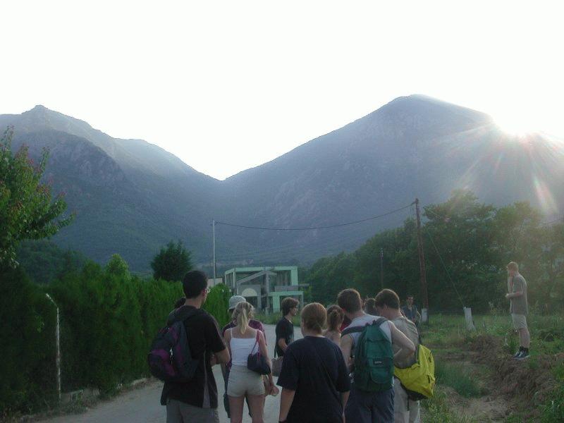 Greek Trophy V (07.07.2003 - 21.07.2003) - Photos SU Thessaloniki, by Tim Klifman - 90: We walked back from the parc to the highschool we were residing at. During our walk the sun was about to set behind the mountains, which gave this beautiful light. Hard to capture that though.