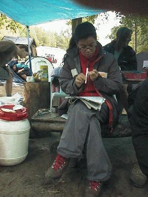 33: Despite hard work in the canoes, rainy weather and dirty tents and clothes: Elaine's fingernails must be perfect! ;)