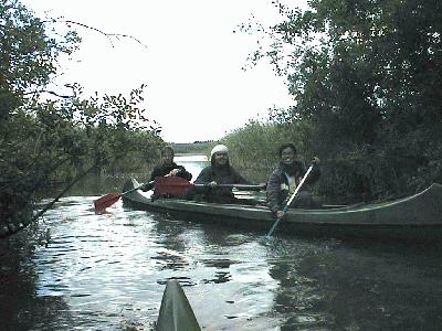 48: While the girls smile into the camera Gregor struggles to keep the canoe on course to not collide with the shore. ;)