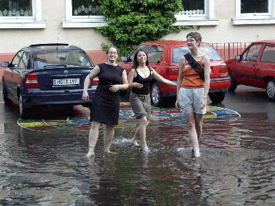 10: Wiebke (Mannheim), Tine (Passau) and Kathrin (Bamberg) washing their feet in a particular way.